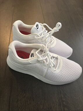 Nike White Mesh Athletic Sneakers with Subtle Swoosh